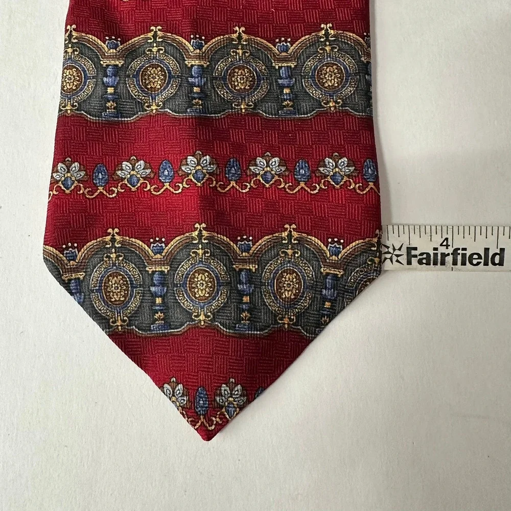 Bravini necktie features